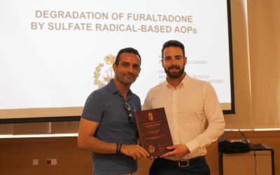 Diego Castillo Calero, alumno del Máster en Ingeniería Industrial, ha presentado su TFM titulado «Degradación de furaltadona mediante procesos de oxidación basados en el radical sulfato», dirigido por el grupo IMAES. En la fotografía, el Dr. Antonio Durán y Diego Castillo presentan la memoria.