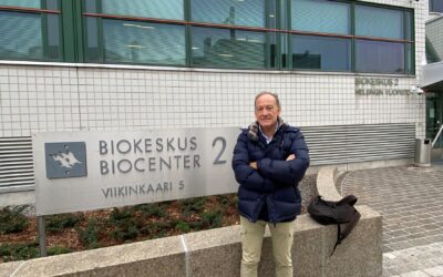 El Biocenter 2, adscrito a la Facultad de Farmacia de la universidad de Helsinki, alberga también el Instituto de Biotecnología. José María Monteagudo visita esta semana los laboratorios y establece lazos de colaboración para intercambiar estudiantes e investigadores entre el grupo IMAES y los responsables del Proyecto SUDDEN. Dicho proyecto estudia los aspectos ambientales a lo largo del ciclo de vida de los medicamentos.
