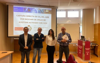 La alumna Miriam Alonso defiende su TFG titulado «Captura directa de CO2 del aire por biochar de orujo de aceituna activado con KOH. En esta investigación, dirigida por José María Monteagudo, del grupo IMAES, se ha comprobado el incremento del área superficial y del volumen de microporo con la activación química, lo que permitía duplicar la capacidad de adsorción de CO2 respecto al biochar original. Por otro lado, la regeneración del biochar mediante oscilación térmica a 60 ºC garantiza la reutilización del sólido adsorbente en sucesivos ciclos